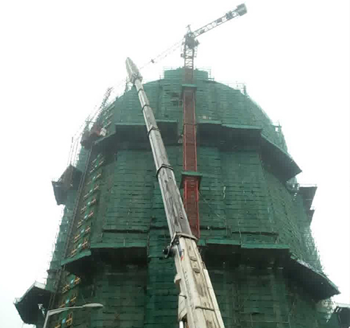 安丘吊车在工地上作业